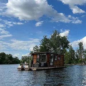 https://gemtliches-hausboot-mit-kamin-in-berlin.find-berlin-hotels.com